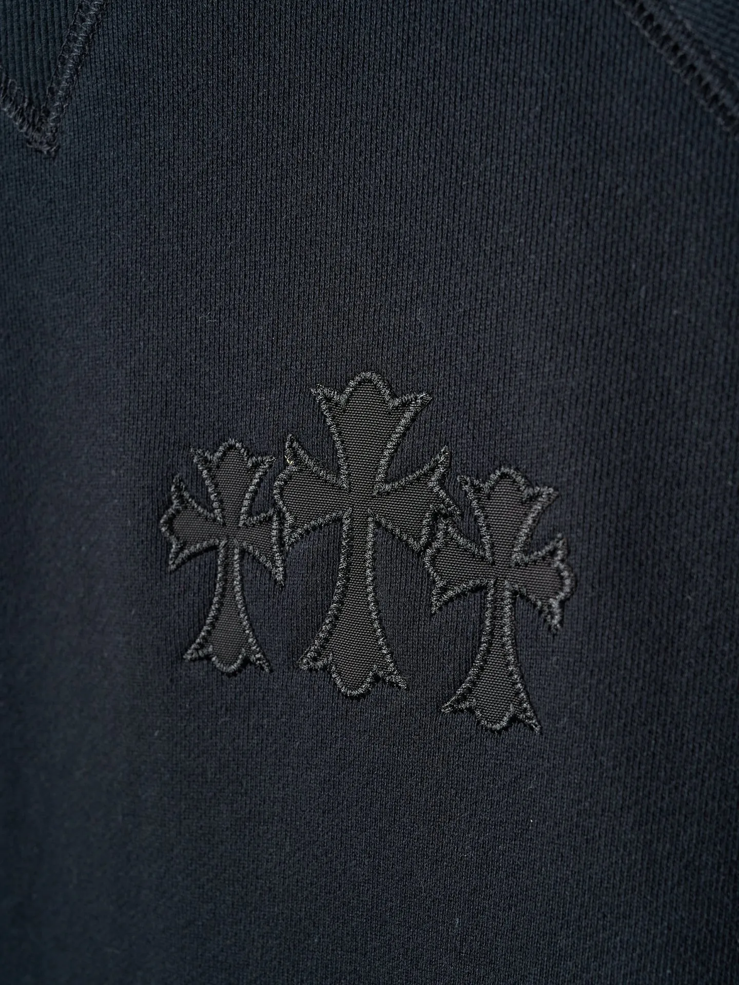 P400 price reduction [actual auction] Chrome Hearts/Ch cross logo patch embroidered round neck sweatshirt [ready in stock] S M L The logo iron plate sways slightly with the swing of the body, adding a sense of movement and vitality. It is unobtrusive but has an indescribable aura. It interprets the perfect blend of retro and luxury. It adopts imported machine appliqué embroidery technology and uses advanced computer control systems and precise mechanical components to realize the Chrome Hearts logo appliqué embroidery operation. It presents an embroidery effect with both clarity and three-dimensionality. The fabrics have been washed and have a better hand feel. They are not easy to deform, shrink or fade. Maintains long-lasting beauty with a loose fit